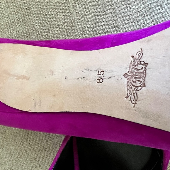 Rachel Roy 'Gardner' 5' high heel pump. 8.5 size Fuchsia suede leather. - Picture 6 of 7